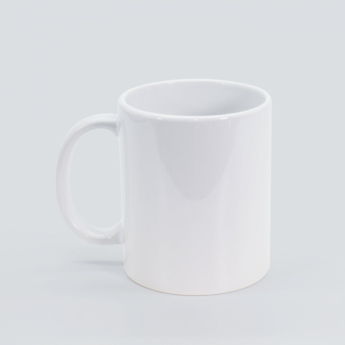 Esta taza blanca de 15 oz es el lienzo perfecto para sublimar tu logo o diseño personalizado. Su acabado liso y elegante garantiza una impresión nítida y duradera, ideal para destacar tu marca con sofisticación en cualquier entorno.