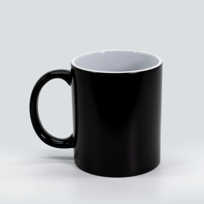 Descubra la elegancia de nuestro Tazón negro de 11 oz, que revela un diseño personalizado al contacto con agua caliente. Este tazón mágico combina funcionalidad y sofisticación, transformando cada bebida en una experiencia única y sorprendente. Ideal para quienes aprecian detalles exclusivos y un toque de misterio en su rutina diaria.
